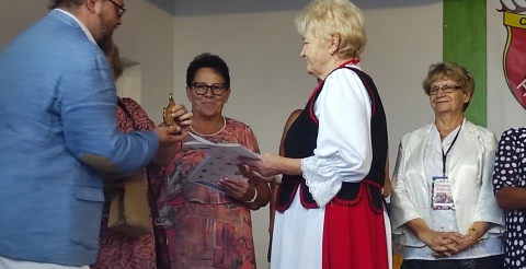 Danuta Lemańska z Zespołu Duszniczanka odbiera statuetkę 
