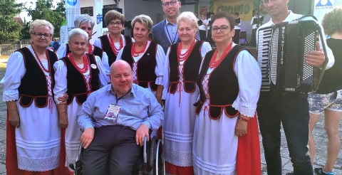 Zespół Duszniczanka z senatorem Janem Filipem Libickim i radnym Pawłem Heniczem