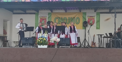 Zespół Duszniczanka na scenie przeglądu Chojeńska Biesiada