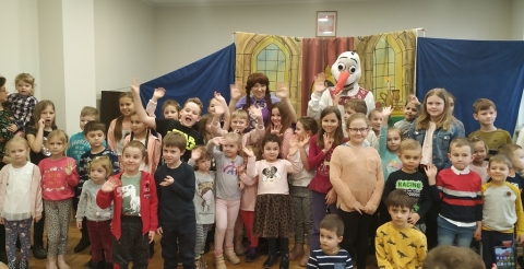 Na zdjęciu uczestnicy i aktorzy spektaklu teatralnego.