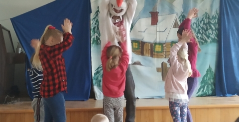 Na zdjęciu uczestnicy zajęć w Bibliotece biorą udział w spektaklu teatralnym.
