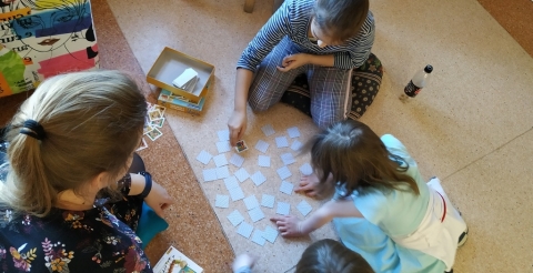 Na zdjęciu uczestnicy zajęć w Bibliotece grają w grę.