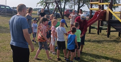 Festyn rodzinny w Kunowie. Na zdjęciu mieszkańcy Kunowa, w tym dzieci uczestniczące w animacjach.