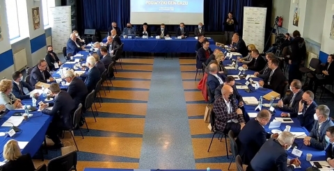 Na zdjęciu uczestnicy spotkania w sprawie drastycznych podwyżek cen gazu 19 października 2021 r. w Tarnowie Podgórnym (zdjęcie z transmisji na YouTube).