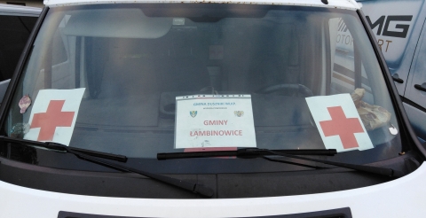 Samochód ze sprzętem kupionym i zebranym przez Gminę Duszniki dla powodzian z Łambinowic