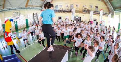 Zajęcia dla dzieci z Moniką Pyrek "Hop do kulek". Zdjęcie ze strony Fundacji Moniki Pyrek: https://fundacjamonikipyrek.pl/2022/05/19/trzysta-dzieciakow-skakalo-z-monika-i-piotrkiem/
