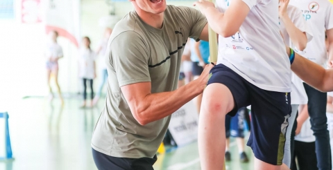 Zajęcia dla dzieci z Moniką Pyrek "Hop do kulek". Zdjęcie ze strony Fundacji Moniki Pyrek: https://fundacjamonikipyrek.pl/2022/05/19/trzysta-dzieciakow-skakalo-z-monika-i-piotrkiem/