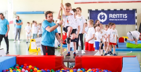 Zajęcia dla dzieci z Moniką Pyrek "Hop do kulek". Zdjęcie ze strony Fundacji Moniki Pyrek: https://fundacjamonikipyrek.pl/2022/05/19/trzysta-dzieciakow-skakalo-z-monika-i-piotrkiem/