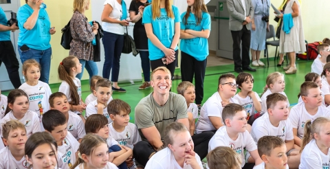 Zajęcia dla dzieci z Moniką Pyrek "Hop do kulek". Zdjęcie ze strony Fundacji Moniki Pyrek: https://fundacjamonikipyrek.pl/2022/05/19/trzysta-dzieciakow-skakalo-z-monika-i-piotrkiem/