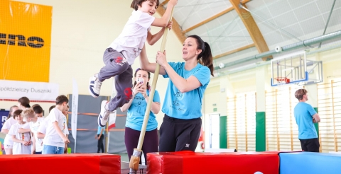 Zajęcia dla dzieci z Moniką Pyrek "Hop do kulek". Zdjęcie ze strony Fundacji Moniki Pyrek: https://fundacjamonikipyrek.pl/2022/05/19/trzysta-dzieciakow-skakalo-z-monika-i-piotrkiem/