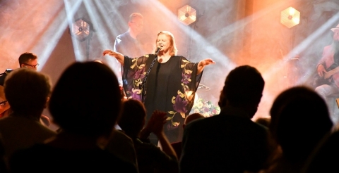 Stanisława Celińska z zespołem muzycznym na scenie podczas koncertu "Jesienna..."