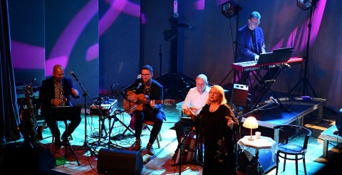 Stanisława Celińska z zespołem muzycznym na scenie podczas koncertu "Jesienna..."