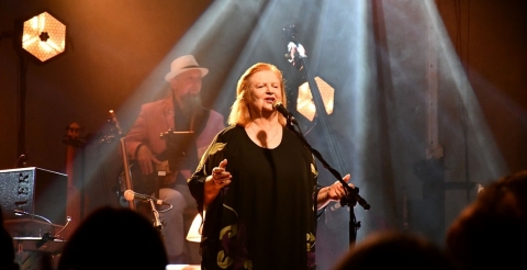 Stanisława Celińska z zespołem muzycznym na scenie podczas koncertu "Jesienna..."
