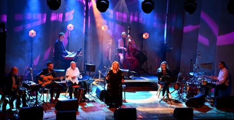 Stanisława Celińska z zespołem muzycznym na scenie podczas koncertu "Jesienna..."