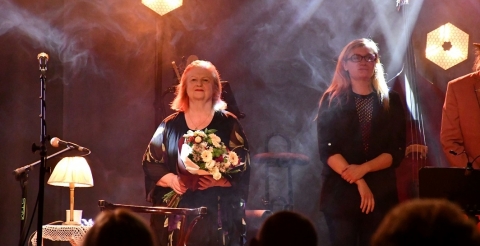 Stanisława Celińska z zespołem muzycznym na scenie podczas koncertu "Jesienna..."
