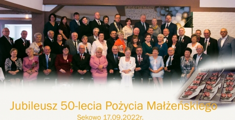 Zdjęcie grupowe gości uroczystości jubileuszy pożycia małżeńskiego par z terenu gminy Duszniki