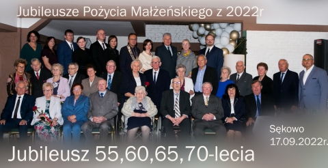 Zdjęcie grupowe gości uroczystości jubileuszy pożycia małżeńskiego par z terenu gminy Duszniki