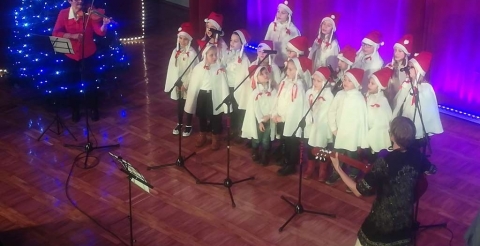 Na zdjęciu artyści koncertu "Spotkanie z kolędą" na scenie widowiskowej w Dusznikach
