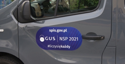 Naklejka konkursu na samochodzie służbowym