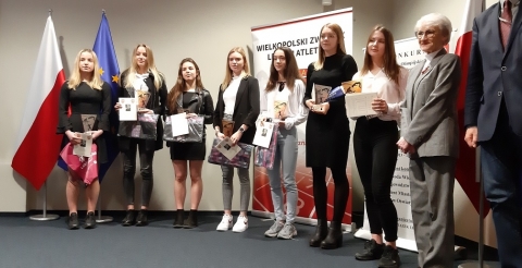 Na zdjęciu laureatki Konkursu Nadziei Olimpijskich im. Karola Hoffmanna z przedstawicielką organizatorów