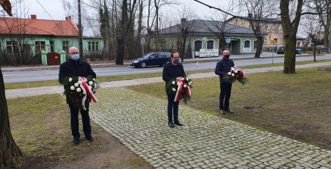 Na zdjęciu delegacja samorządu Gminy Duszniki z wiązankami kwiatów; od lewej: Przewodniczący Rady, Wójt, sołtys Dusznik