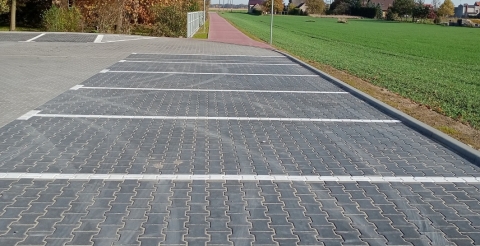 Przebudowana ulica Kościelna w Dusznikach - parking i widok na ścieżkę rowerową