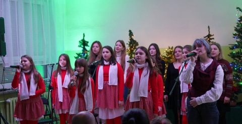 Koncert "Pod Gwiazdą" z udziałem uczniów i absolwentów Szkoły Podstawowej w Grzebienisku