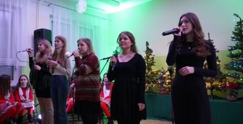 Koncert "Pod Gwiazdą" z udziałem uczniów i absolwentów Szkoły Podstawowej w Grzebienisku