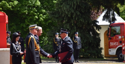 Na zdjęciu Wojewoda Wielkopolski wręcza promesę na zakup wozu strażackiego dla OSP Duszniki Prezesowi Zarządu Gminnego Andrzejowi Królikowi 