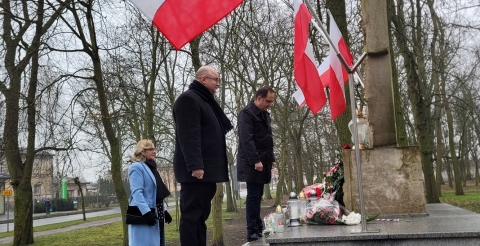 Złożenie wiązanki i zniczy przy Pomniku Walk i Męczeństwa w Dusznikach przez delegację samorządu