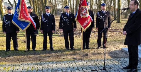 Poczty sztandarowe z jednostek OSP z terenu gminy ze sztandarami. Pierwszy od prawej przemawia wójt gminy.
