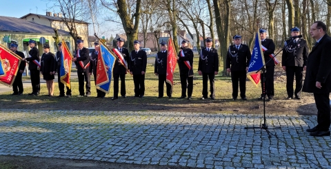 Poczty sztandarowe z jednostek OSP z terenu gminy ze sztandarami. Pierwszy od prawej przemawia wójt gminy.