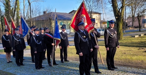 Poczty sztandarowe z jednostek OSP z terenu gminy ze sztandarami.