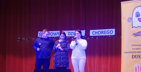 Na zdjęciu występ artystyczny z okazji obchodów Dnia Chorego na scenie sali widowiskowej w Dusznikach