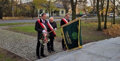 Delegacja ze sztandarem przed pomnikiem.