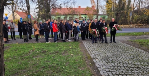 Wójt wraz z delegacjami pod pomnikiem.