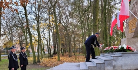 Delegacja strażaków przed pomnikiem.