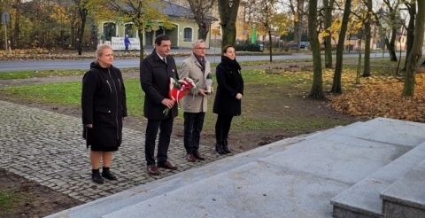 Delegacja radnych przed pomnikiem.