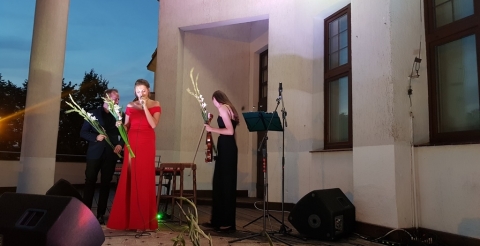 Na zdjęciu Joanna Aleksandrowicz z muzykami towarzyszącymi na tarasie CAK w Dusznikach. Muzycy trzymają kwiaty otrzymane od organizatorów.