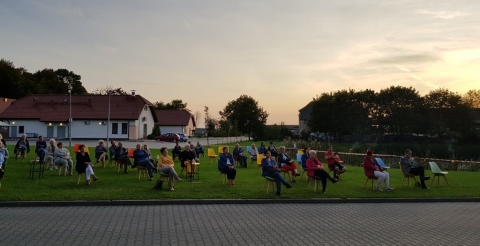 Na zdjęciu słuchacze koncertu na skwerze przed tarasem CAK w Dusznikach.