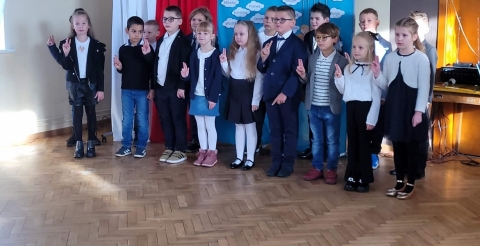 Złożenie ślubowania przez dzieci.