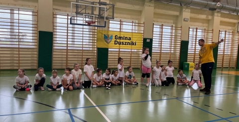 Uczestnicy siatkarskiego Turnieju Niepodległościowego z trenerem