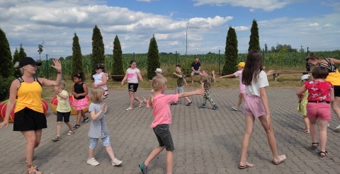 Na zdjęciu dzieci podczas animacji sportowych na Pikniku Rodzinnym przy świetlicy wiejskiej w Chełminku