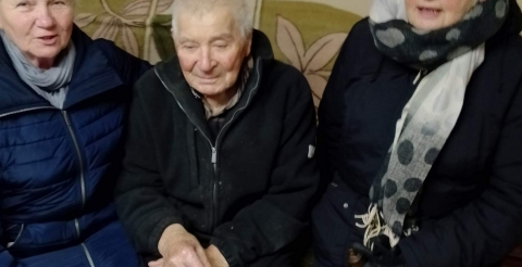 Wizyta Pań z Zespołu Podrzewianki u najstarszych mieszkańców Podrzewia
