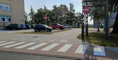 Znaki poziome i pionowe na drodze wewnętrznej przy szkole i sali sportowej w Dusznikach