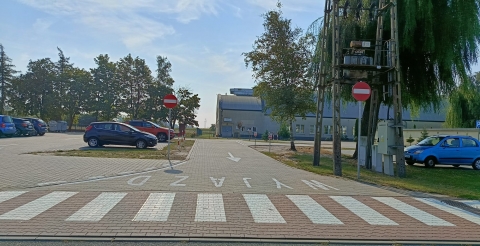 Znaki poziome i pionowe na drodze wewnętrznej przy szkole i sali sportowej w Dusznikach