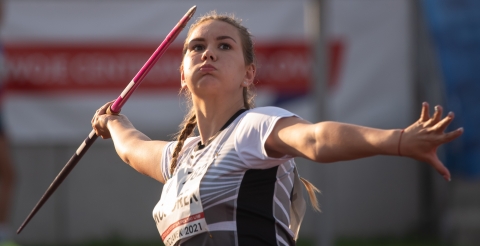 Wiktoria Kosiorek podczas rzutu oszczepem na Mistrzostwach Polski we Włocławku.