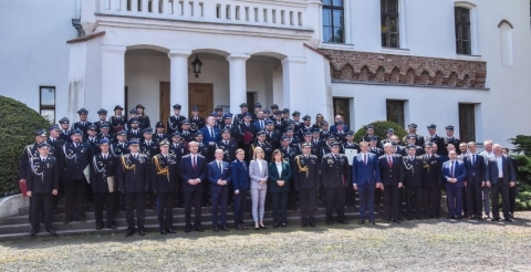Reprezentanci jednostek OSP i przedstawiciele instytucji rządowych przed Muzeum Zamek Górków w Szamotuły. Fot. Magda Prętka