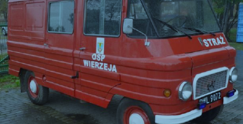 Na zdjęciu samochód pożarniczy Żuk wystawiony na sprzedaż