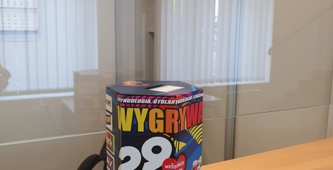 Na zdjęciu puszka Wielkiej Orkiestry Świątecznej Pomocy w holu głównym urzędu